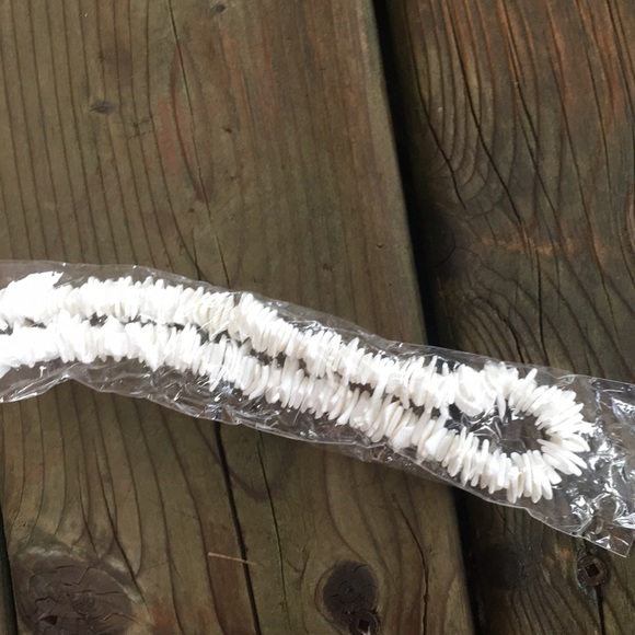 Pula shell necklace - Picture 4 of 4